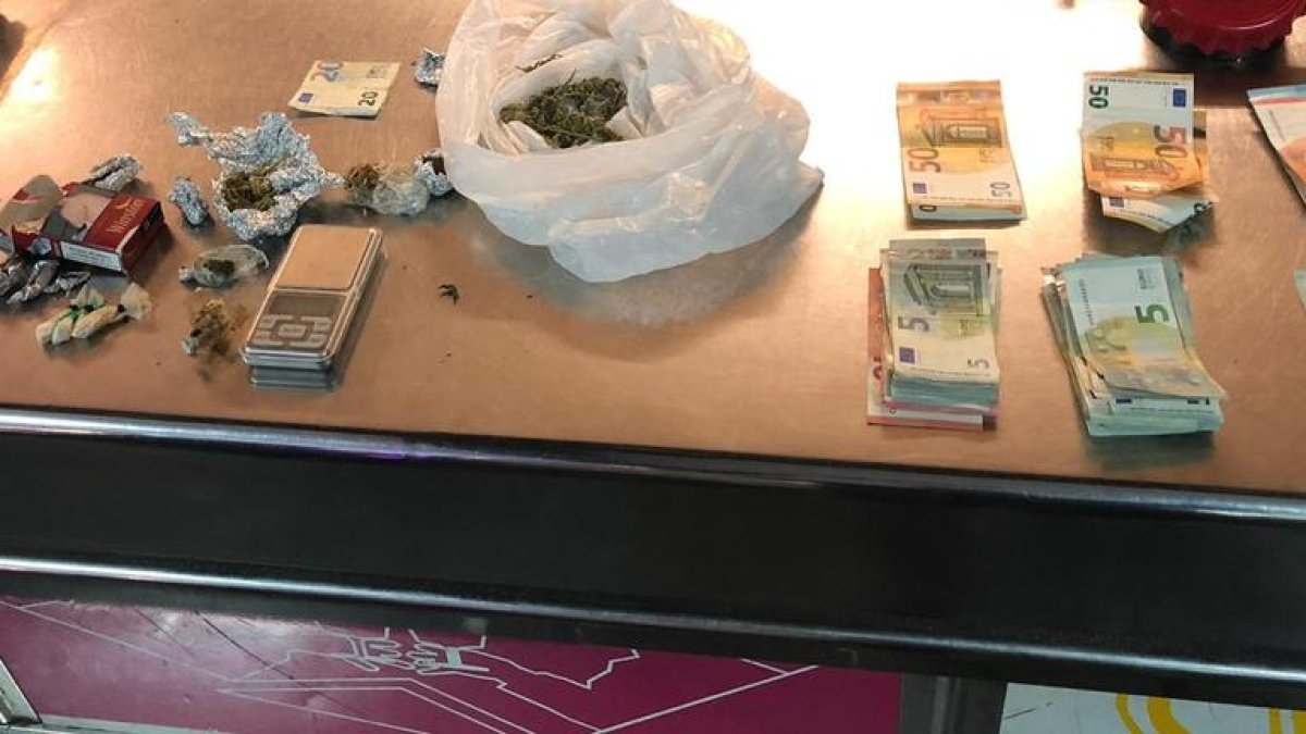 Els agents van localitzar 505 euros en moneda fraccionada ocults dins el microones.