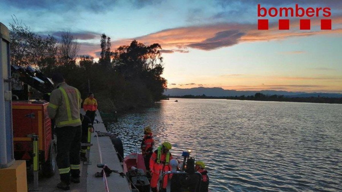 Una barca dels Bombers mobilitzada per una recerca d'un vehicle al riu Ebre.