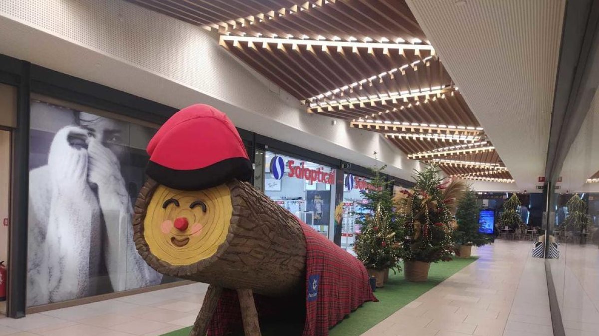 El tió es troba al passadís central de la planta 0.