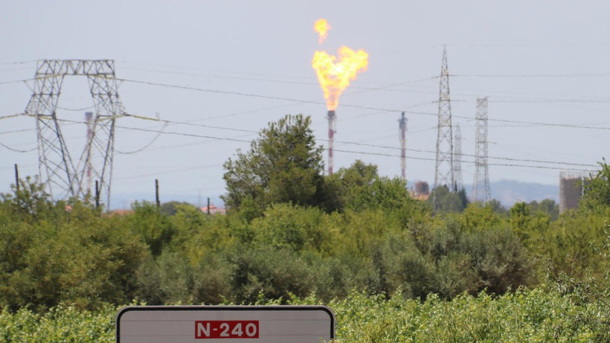 Llamarada en la antorcha de Repsol por una parada no programada, en el polígono petroquímico norte de Tarragona.