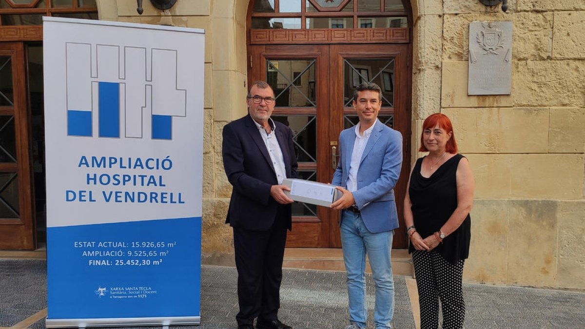 Imagen del acto de solicitud de licencia, con el director general de la Xarxa Santa Tecla, Joan Maria Adserà, y el alcalde del Vendrell, Kenneth Martínez.