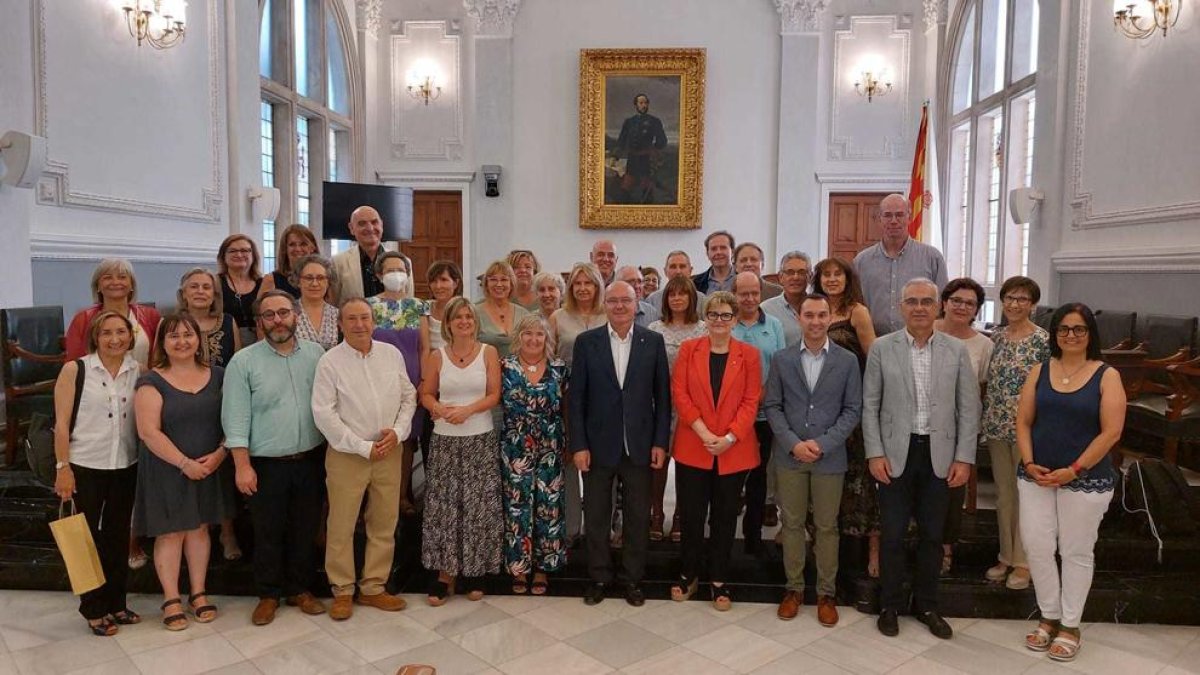 Imatge de grup dels docents amb l'alcalde i la vicealcaldessa de Reus.