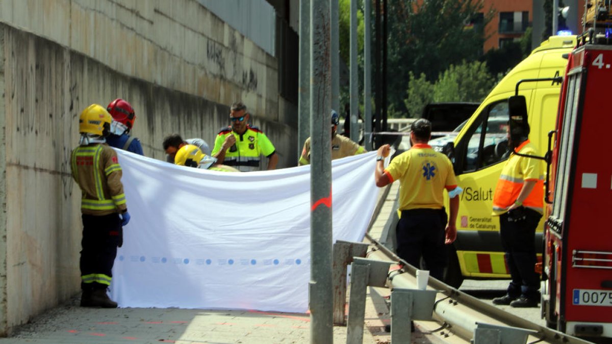 Sanitaris i Bombers treballant al lloc de l'accident.