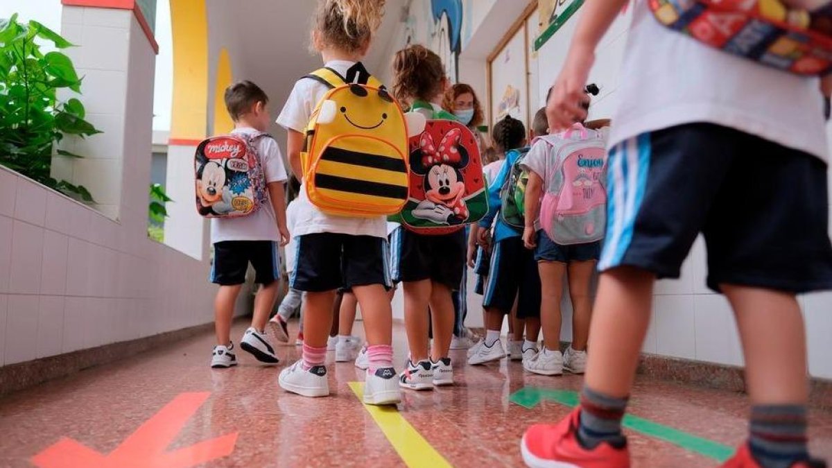 Imatge d'arxiu d'un grup de nens a punt d'entrar a classe.