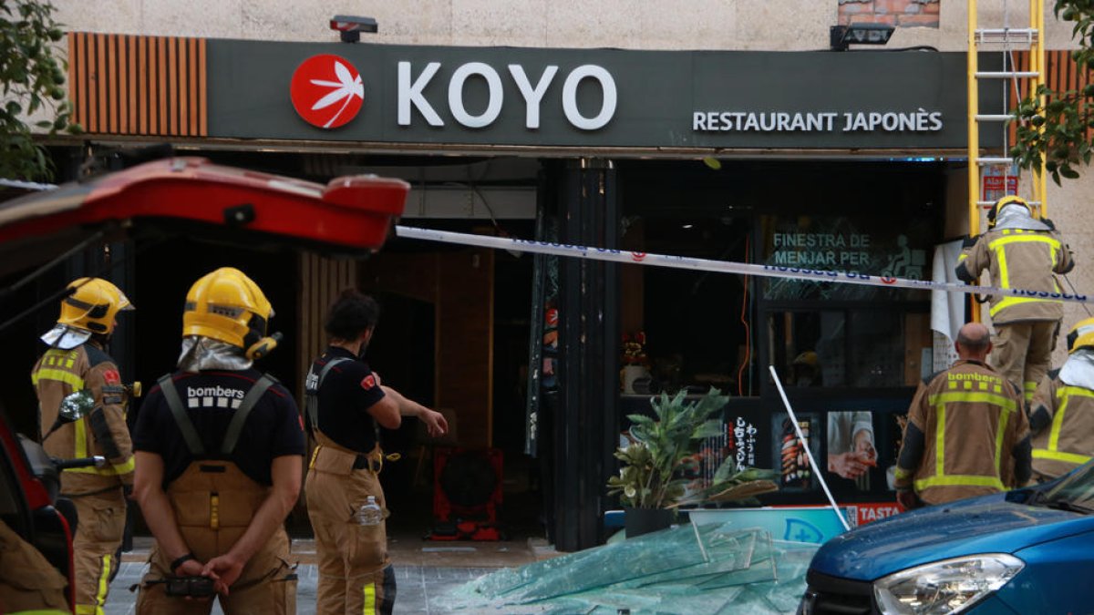 Els Bombers comprovant la seguretat del restaurant Koyo de Tarragona.