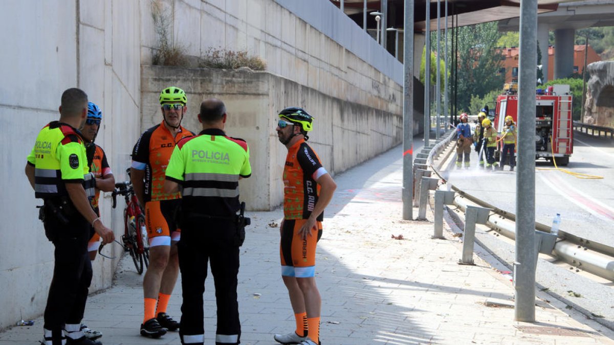 Els Mossos d'Esquadra parlant amb els companys dels ciclistes morts a Castellbibal.