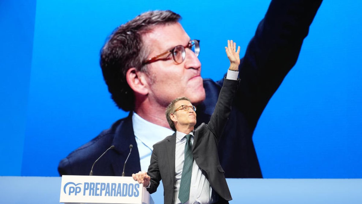 Alberto Nuñez Feijóo en el escenario tras ser proclamado presidente del PP.