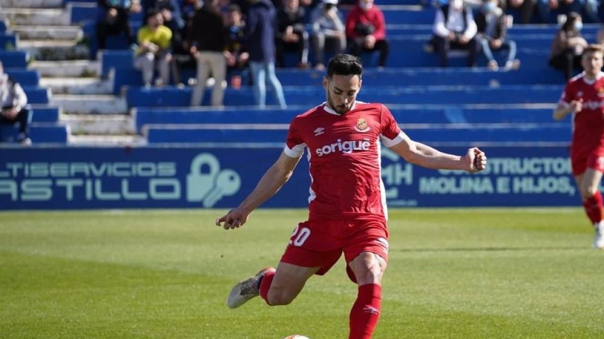 Robert Simón con el balón en una acción del partido.