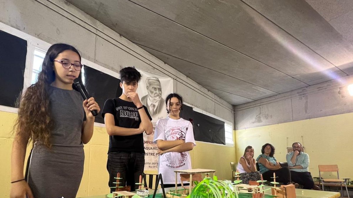 Tres alumnos durante la presentación del refugio climático.