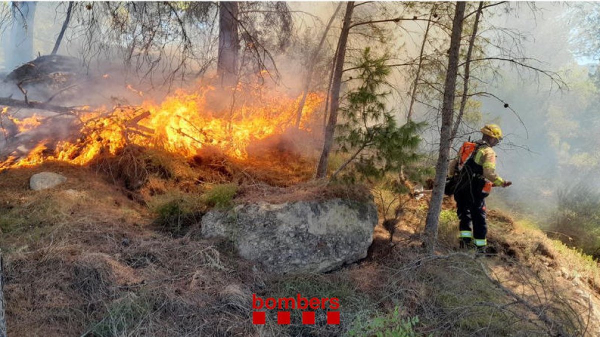 Un bomber durant les tasques d'extinció a Xerta.