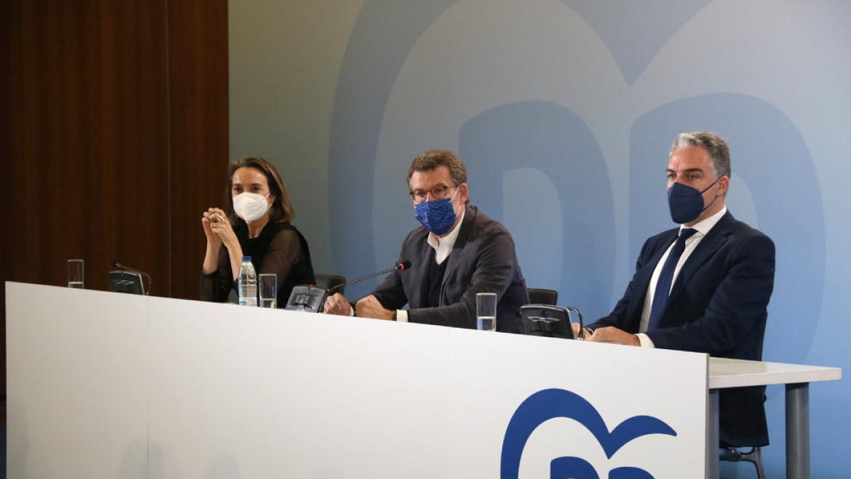 El presidente del PP, Núñez Feijóo, con la secretaria general, Gamarra, y el coordinador general, Bendodo, a la primera reunión del Comité Ejecutivo Nacional después de ser proclamado a Sevilla.