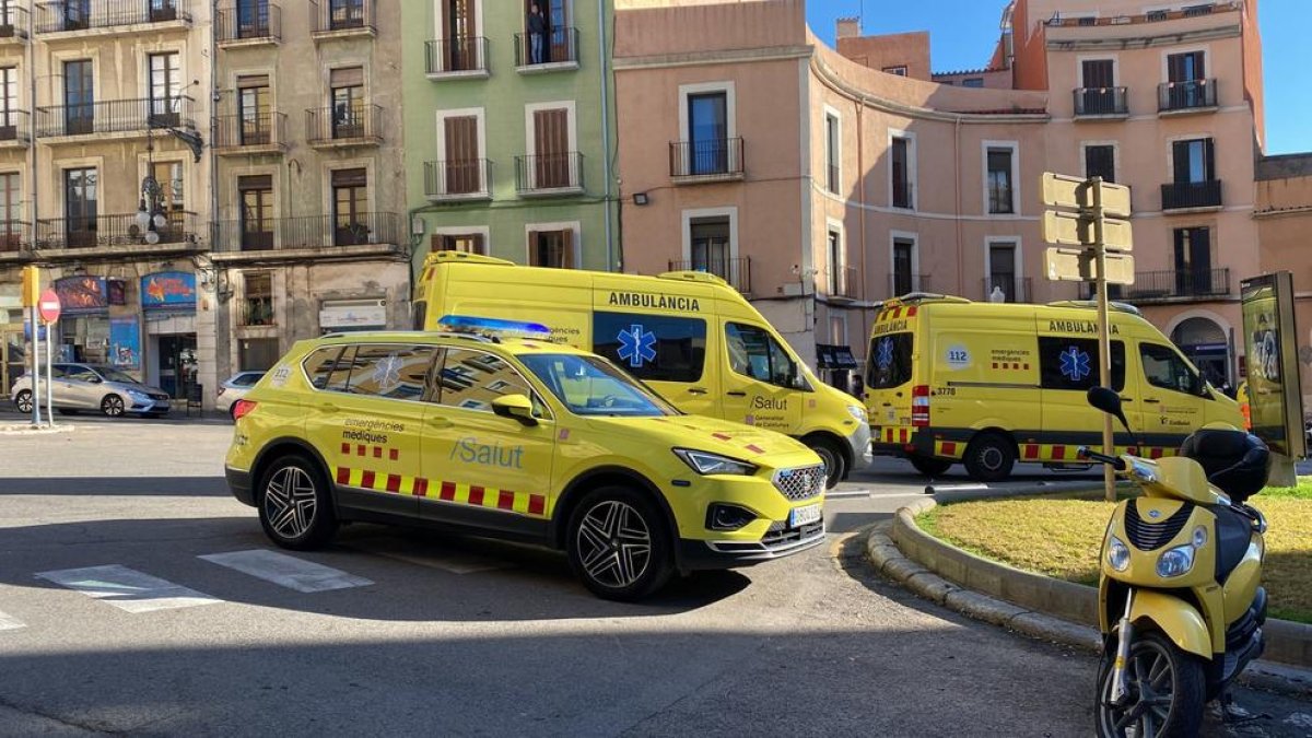 Efectius del SEM a la zona de la plaça Prim, coneguda com a plaça de la Mitja Lluna, on s'ha produït el tiroteig.