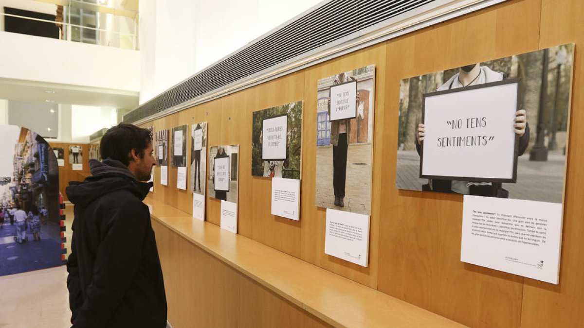 Les fotos s'han fet en llocs emblemàtics de ciutats com Reus i Tarragona.