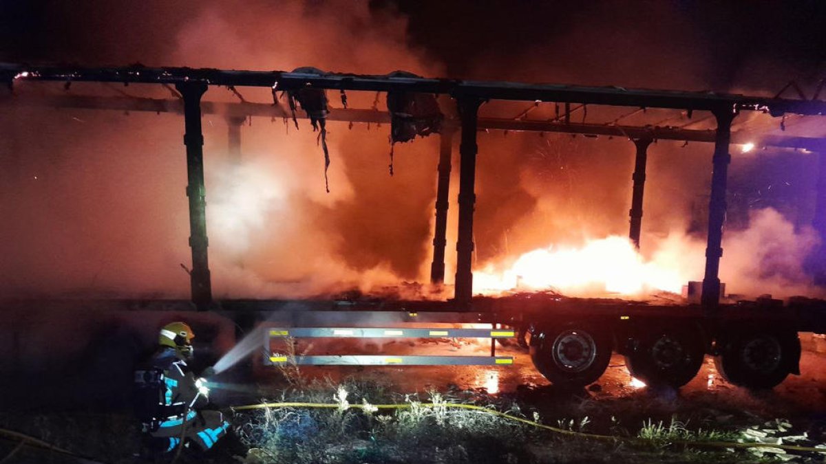 Un bombero sofocando el fuego.