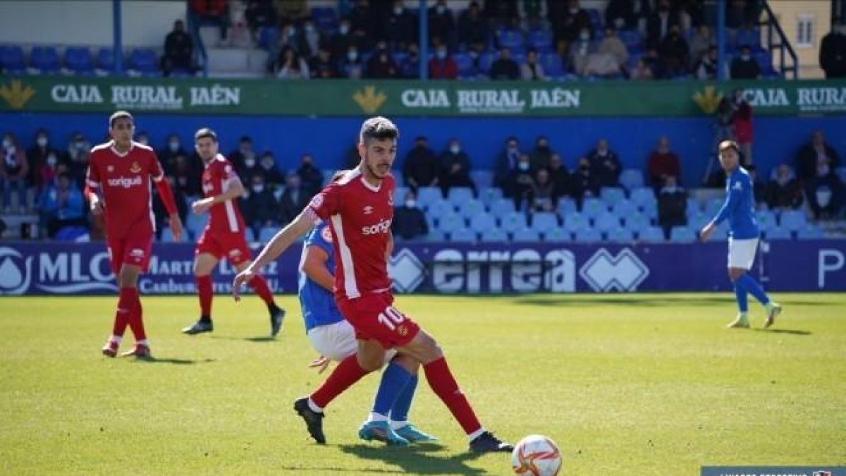 Elías Pérez fue titular, pero la participación en el primer gol rival provocó su sustitución.