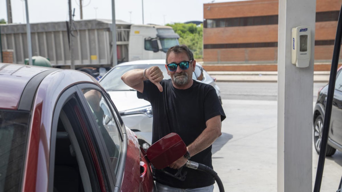 Imatge de Santiago Barrionuevo mentre posa gasolina al seu vehicle al polígon Francolí de Tarragona.
