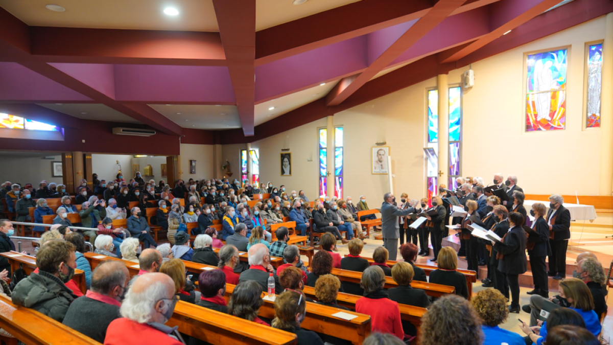 Una de les cinc corals participants cantant durant l'acte celebrat a la parròquia de Crist Rei, ahir.