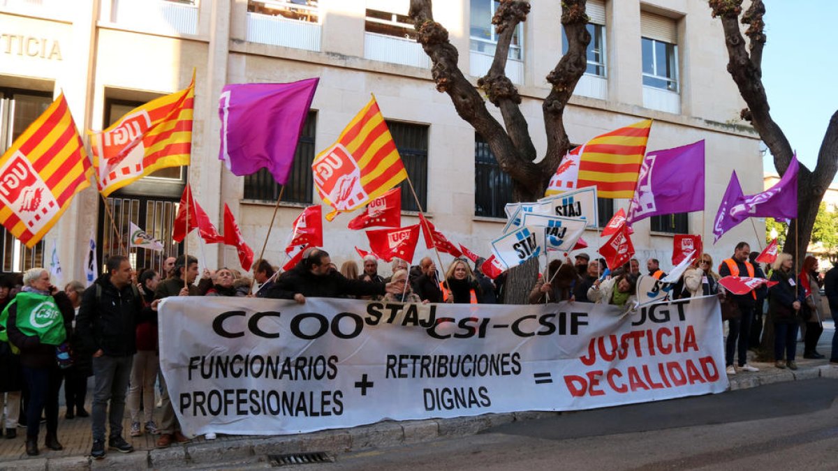 Manifestantes y representantes sindicales en la protesta realizada ante la Audiencia de Tarragona.