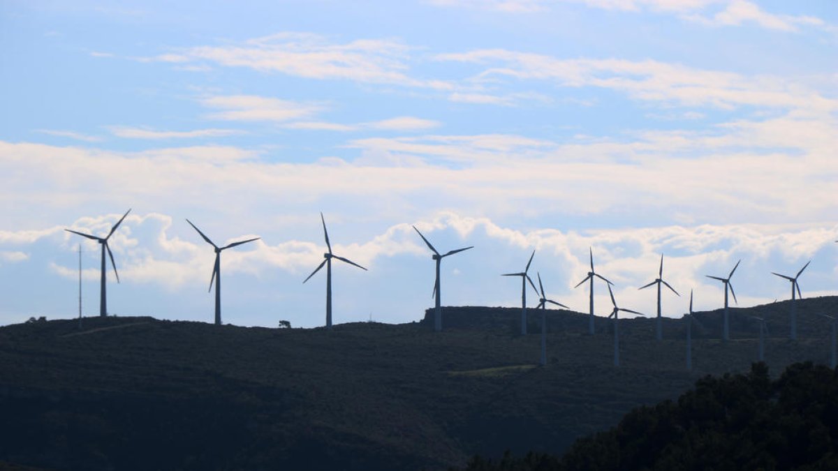 Pla obert d'uns aerogeneradors a la comarca del Priorat.