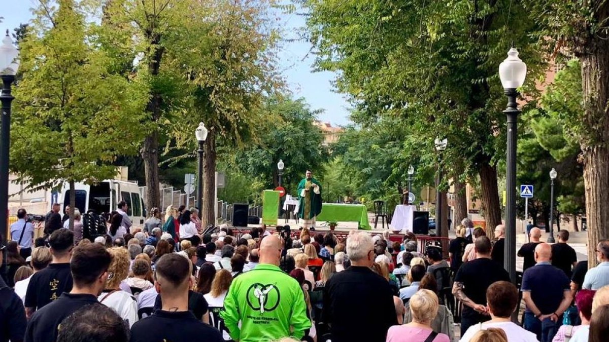 Missa catòlica a Sant Pere i Sant Pau en honor al veí Ricardo