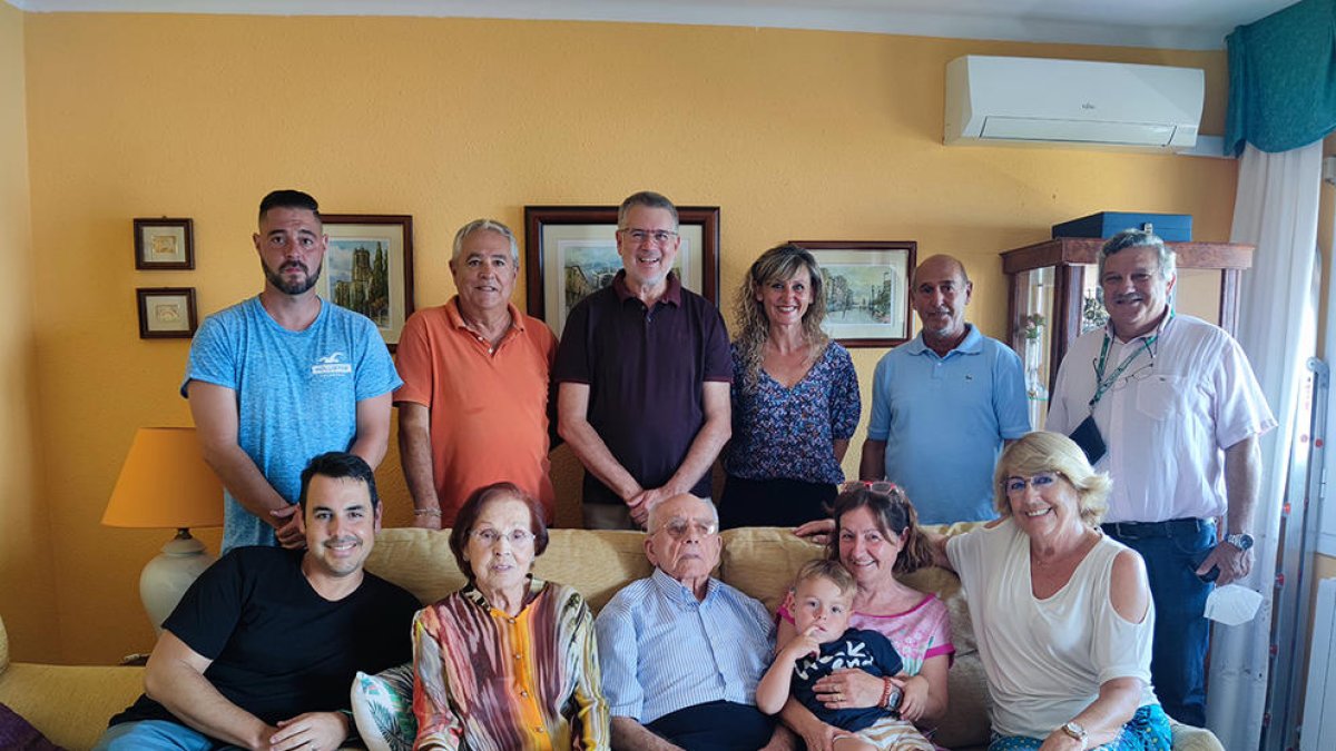 el Angel con la familia y la visita institucional que ha ido a felicitarlo.