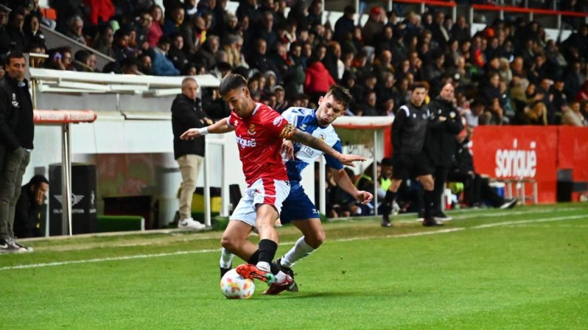 El Nàstic se queda congelado a la primera mitad y el árbitro lo calienta con dos errores en la segunda (0-1)