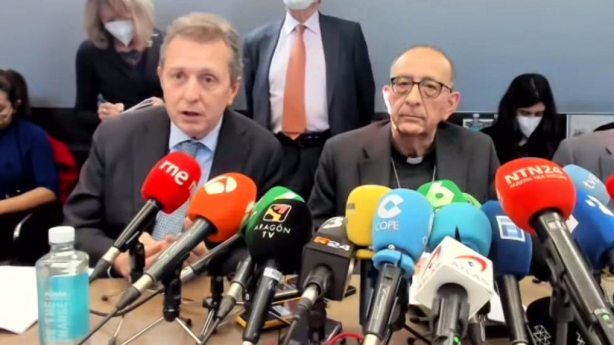 El presidente del despacho de abogados Cremades-Calvo Sotelo, Javier Cremades, con el presidente de la Conferencia Episcopal Española (CEE) y cardenal arzobispo de Barcelona, Joan Josep Omella.