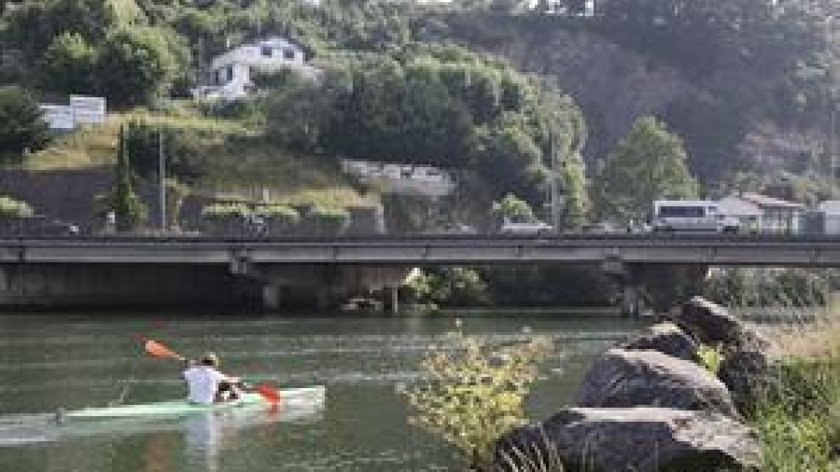 Un hombre navega en canoa por el río Bidasoa a su paso por Irún este sábado.