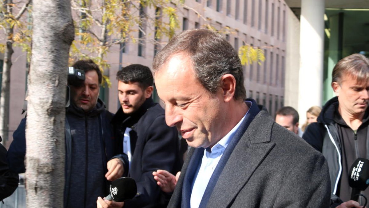 El expresidente del FC Barcelona, Sandro Rosell, saliendo de la Ciudad de la Justicia.