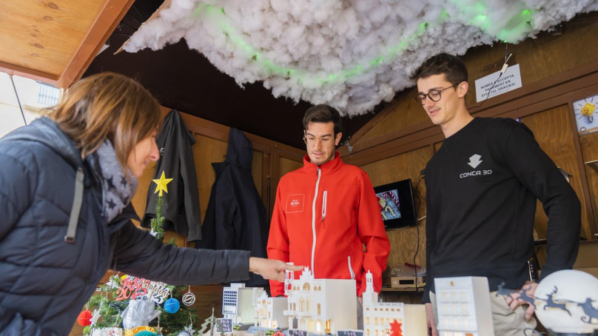 Gerard Aragonès i Marc Conca s'ofereixen per imprimir productes personalitzats en 3D, com la casa Navàs o el Gaudí Centre.