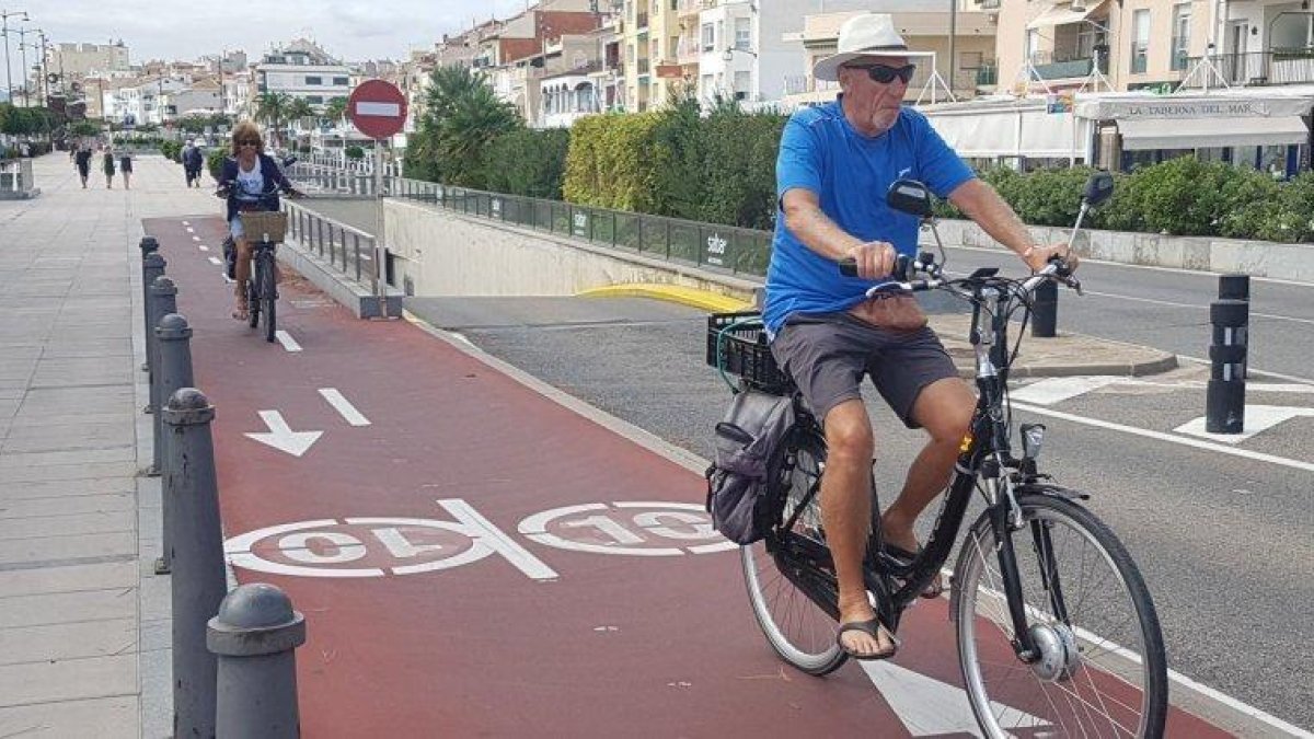 Cambrils cuenta con una amplia red de carriles bici que conecta los puntos de interés del municipio.