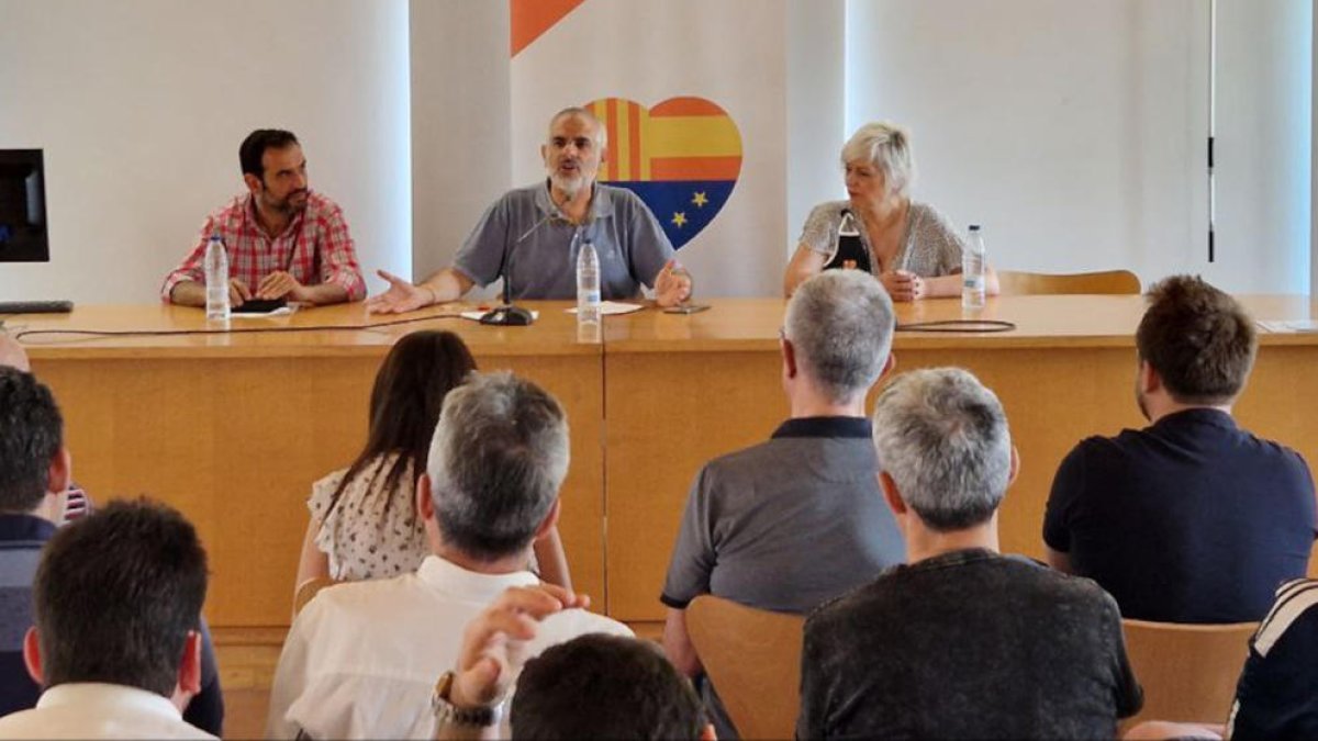 El portavoz de Ciudadanos en Santa Coloma de Gramanet, Dimas Gragera con los diputados Anna Grau y Carlos Carrizosa.