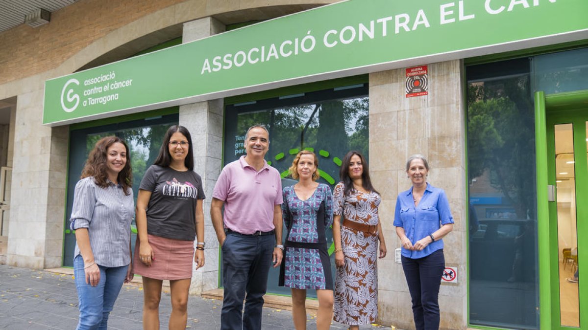 Jesús Gómez amb diversos membres de l'equip que treballa a l'Associació.