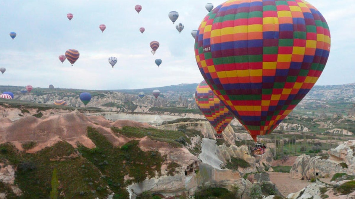 Imatge dels vols de globus aerostàtics a Capadòcia.