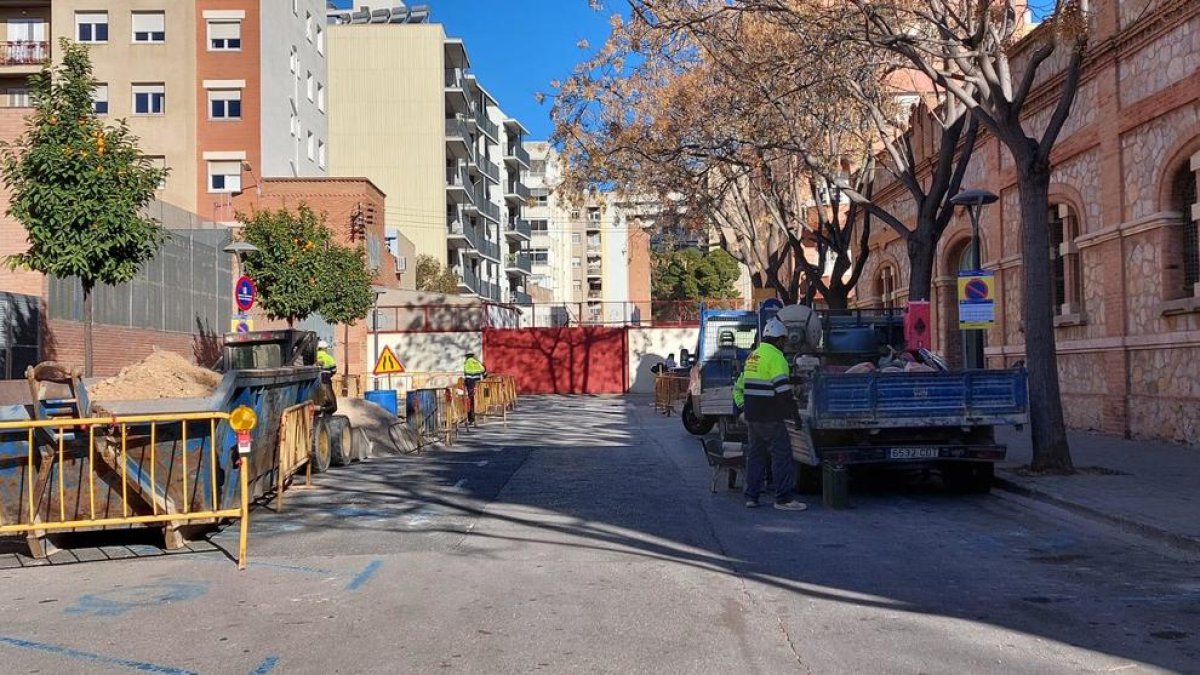 Imatge dels treballs de paviments al carrer de l'Escorxador de Reus.