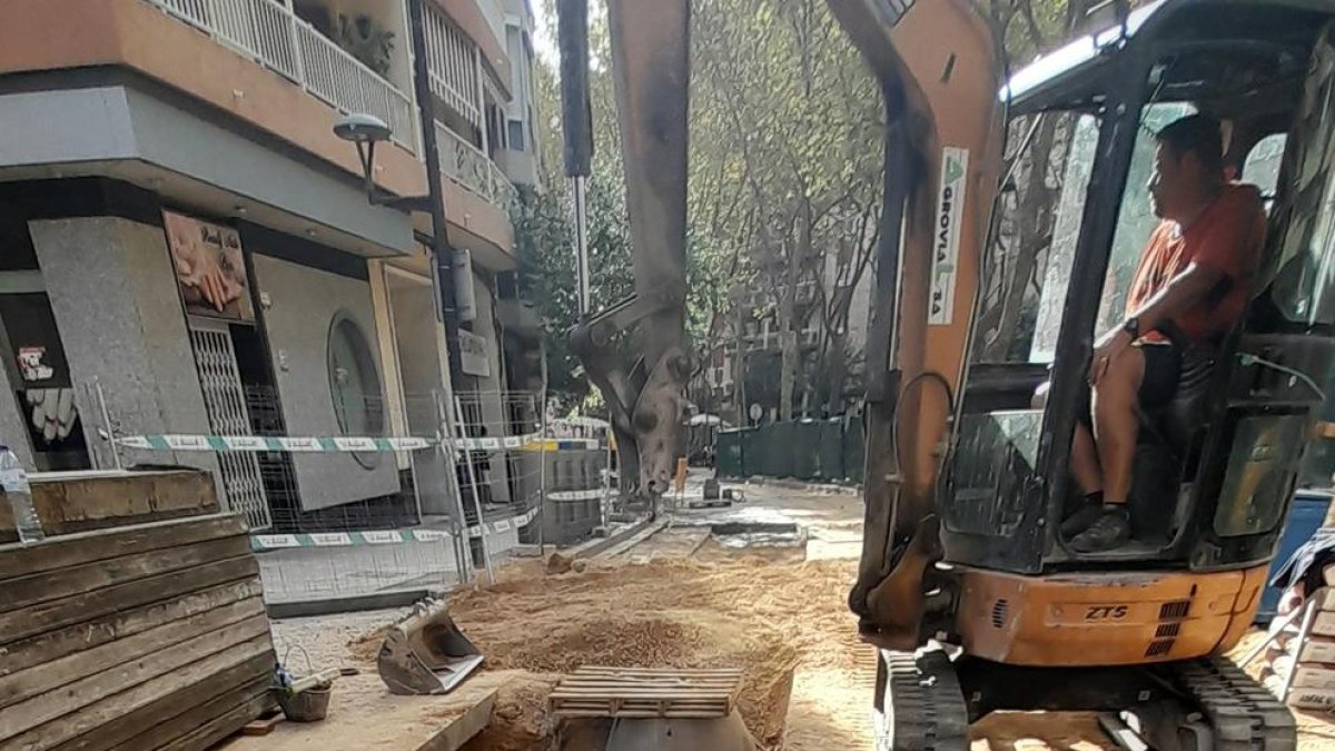 Dos técnicos en las obras.