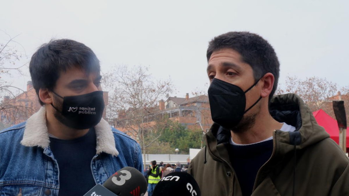 El portavoz de En común Podem, David Cid, atiende a los medios de comunicación en la Feria de la Candelera de Molins de Rei, acompañado del diputado en el Parlament Lucas Ferro.