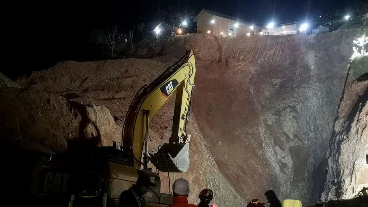 Vista de las labores del rescate del niño Rayan de un pozo de la localidad marroquí de Ighran.