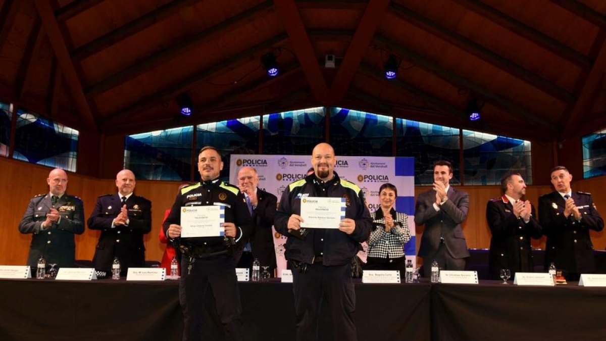 Dos de los agentes galardonados.