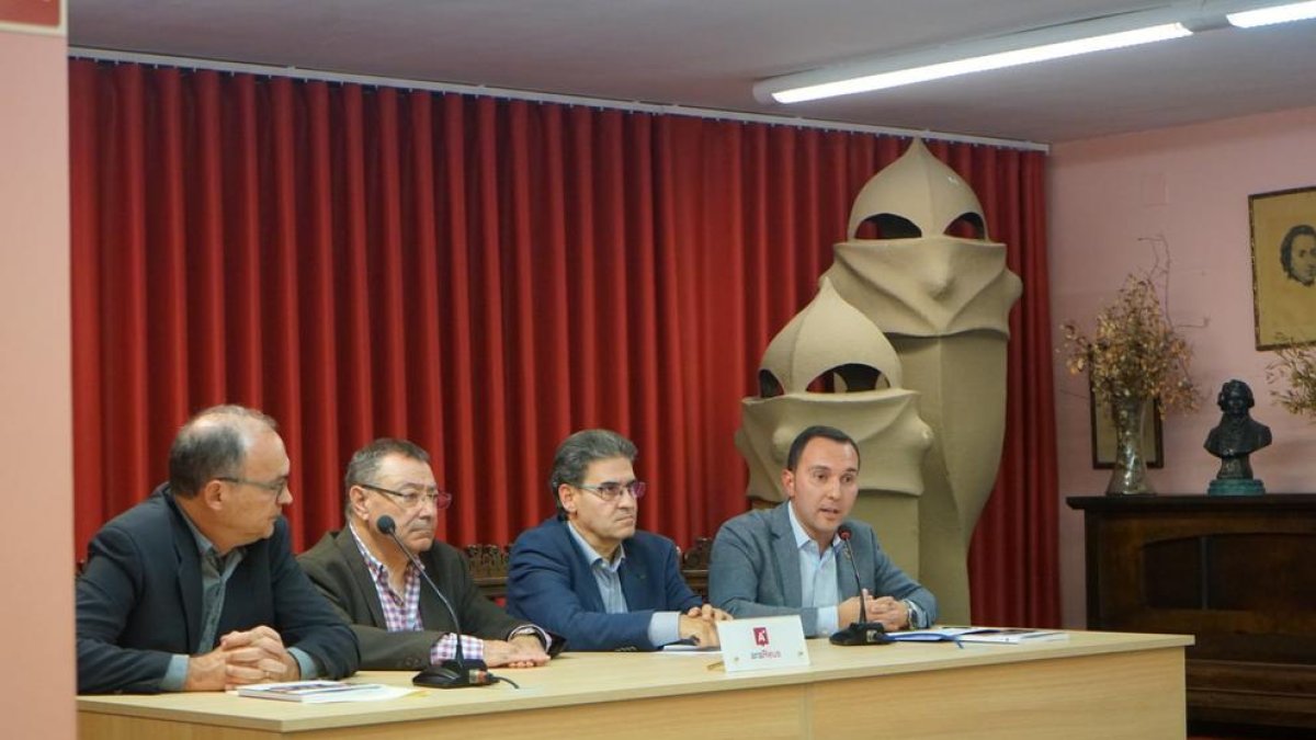 El secretario general de Ara Catalunya, Dani Rubio (a la derecha de la foto), durante la presentación del libro resumen de los 10 años de Ara Reus.