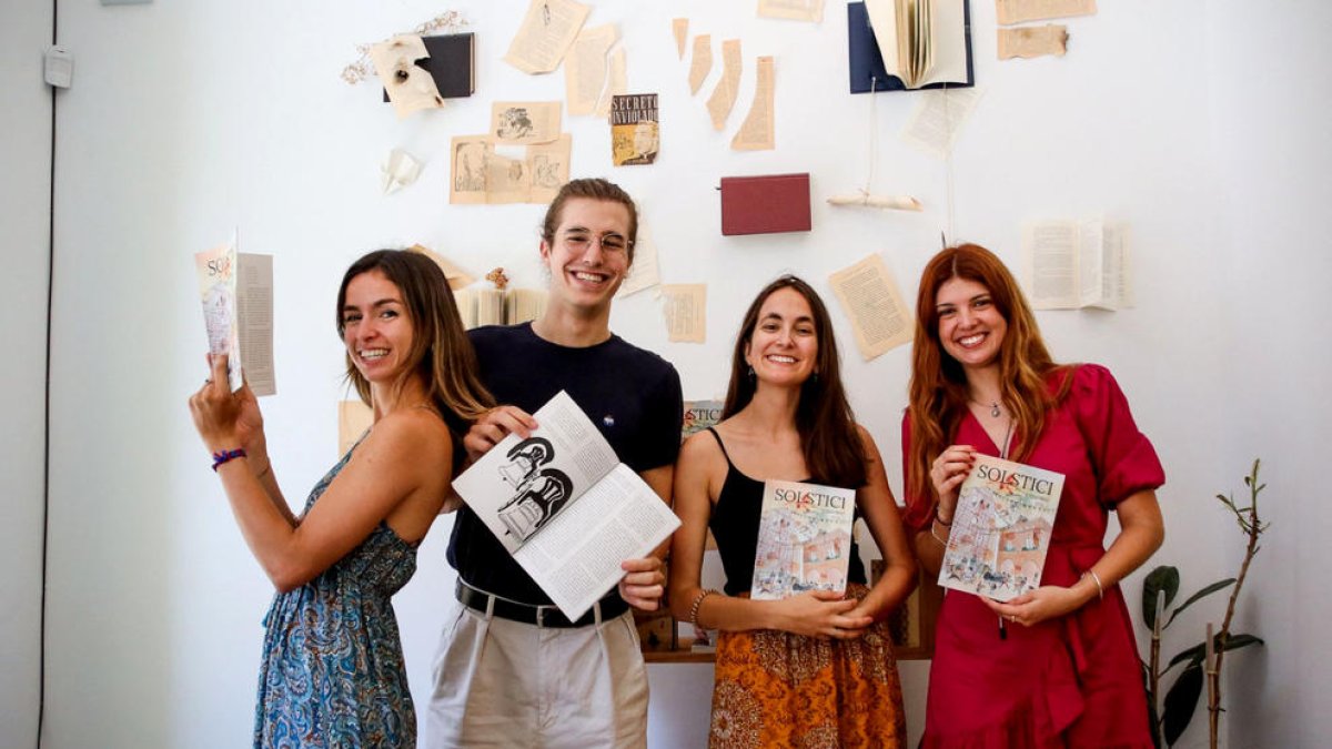 L'editor Quim Melchor i altres col·laboradores de Solstici en la presentació a la Llibreria La Irreal de Tortosa.