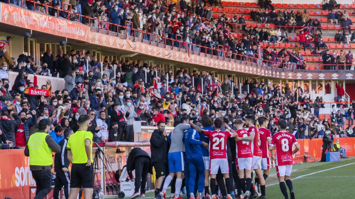 Los jugadores del Nàstic  celebrando el gol.