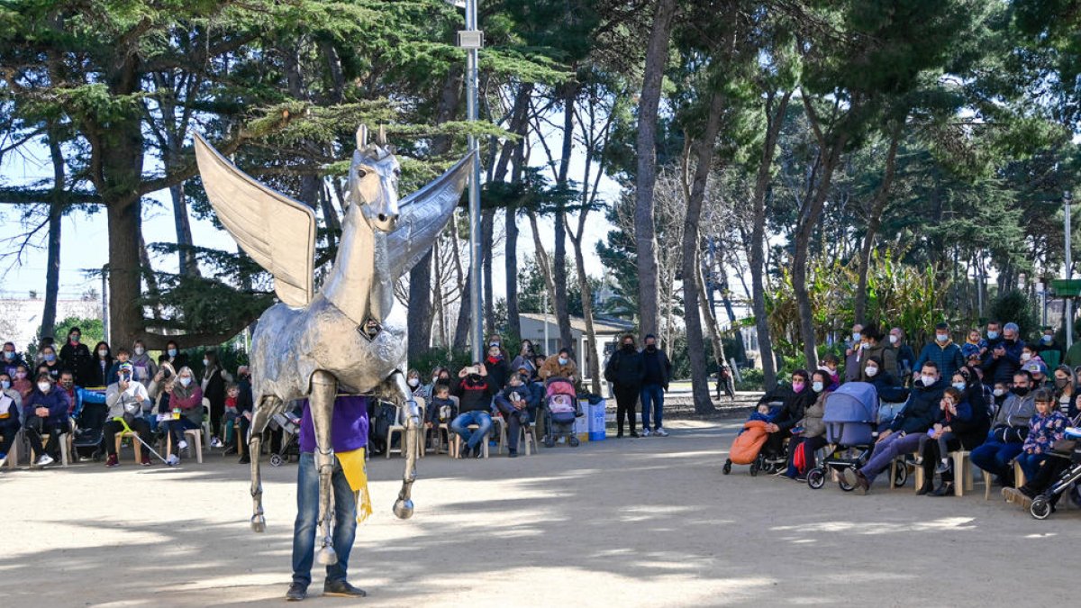 Actuació del Cavall Alat al final de l'acte del Club del Seguici.