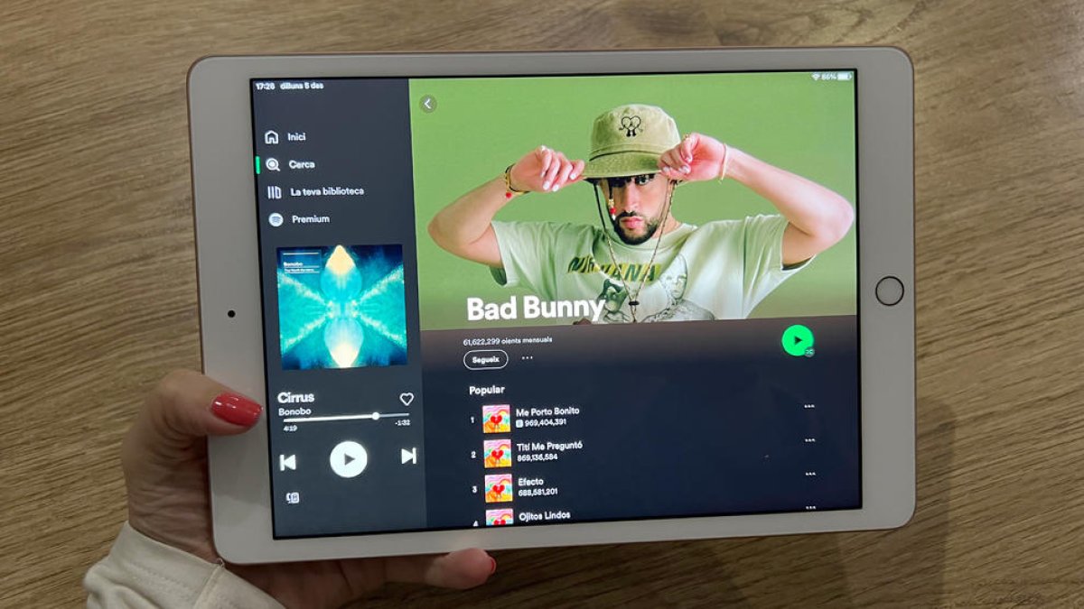 Bad Bunny reproduint-se a Spotify en una tauleta .