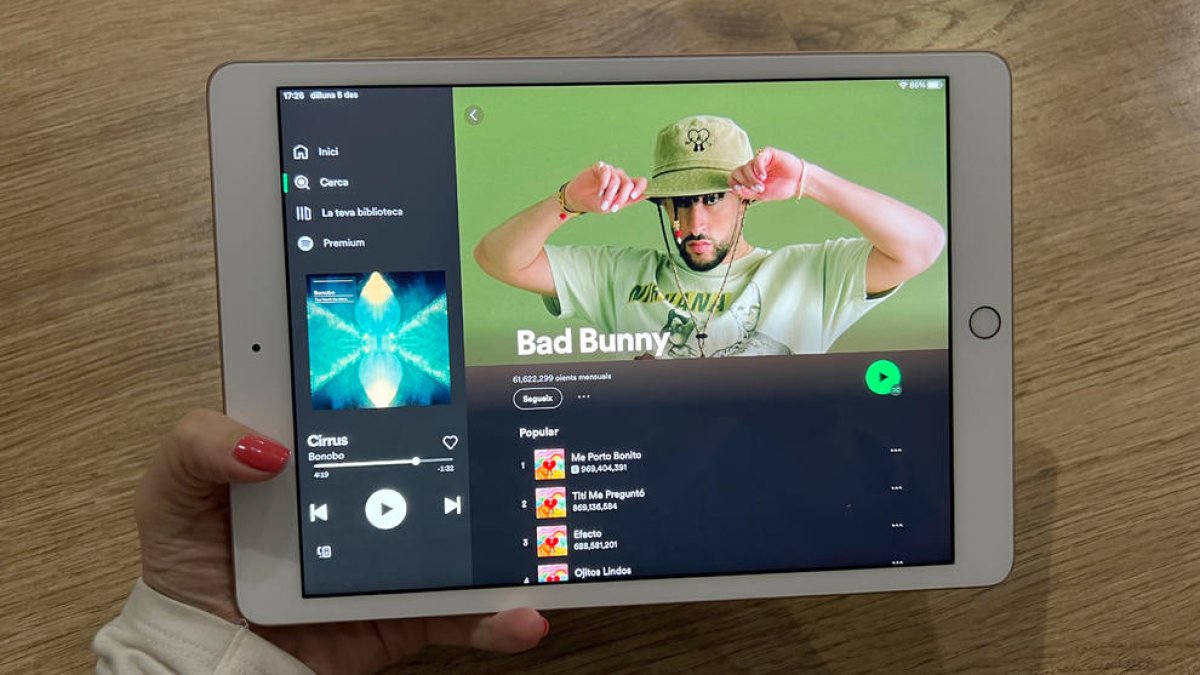 Bad Bunny reproduciéndose en Spotify en una tableta.