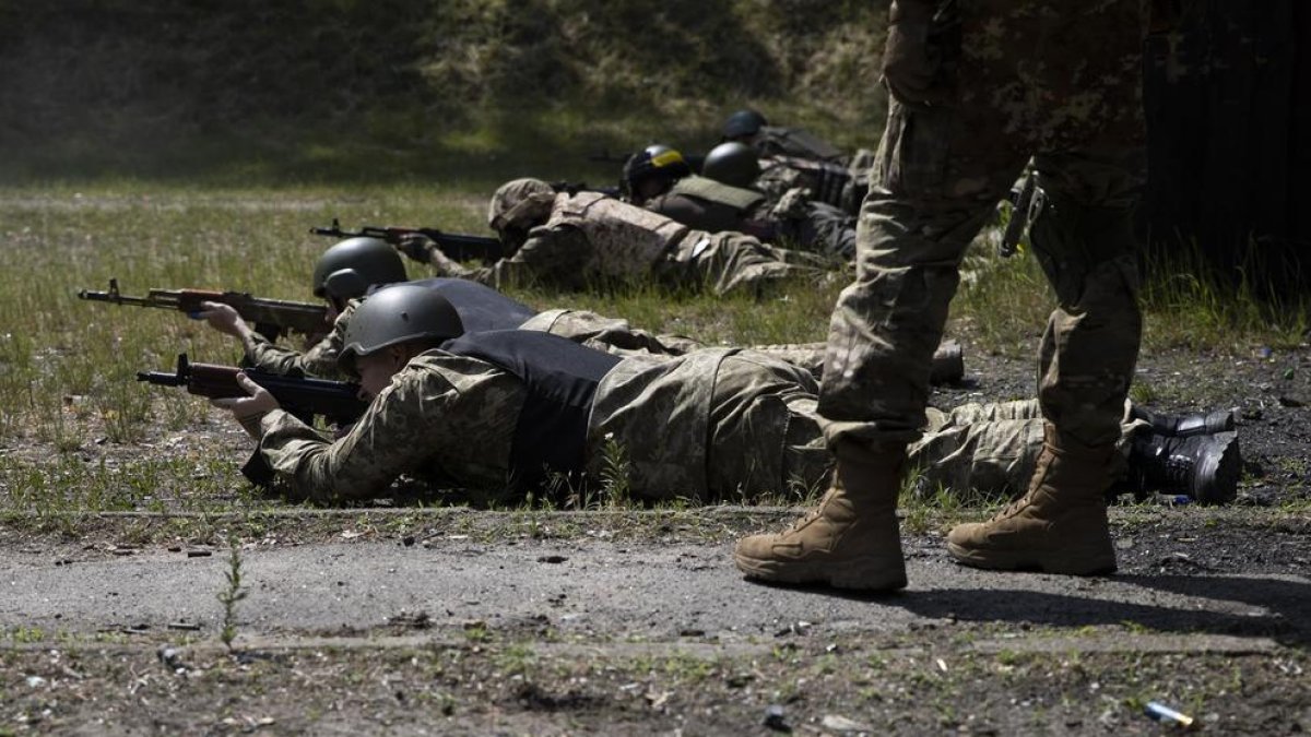 Voluntaris del Batalló Revenja entrenen el 18 de juny als afores de Kíev.