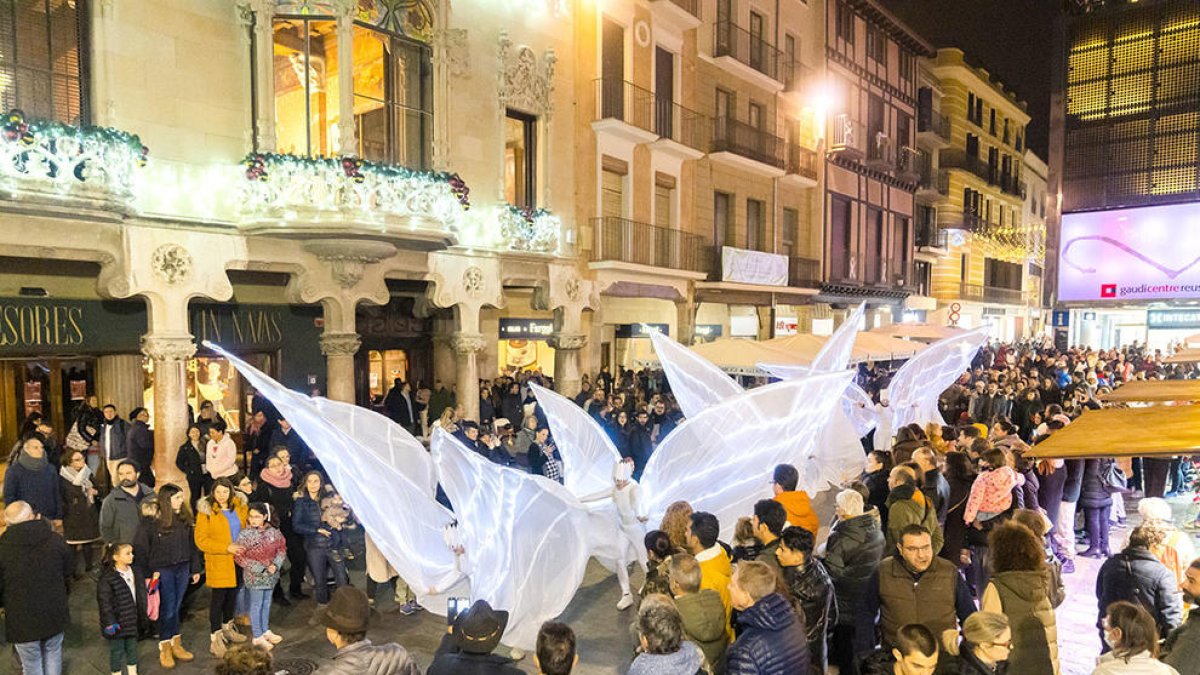 Las 'Fades de llum' se hicieron un sitio entre la multitud por la tarde.