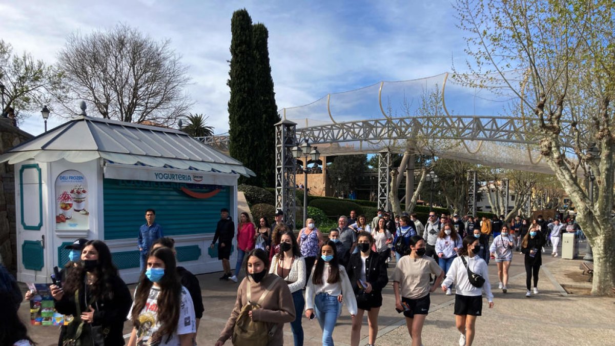 Visitantes paseando por PortAventura World en el primer día de la temporada 2022 Fecha de publicación: viernes 08 de abril del 2022, 13:12 Localización: Vila-seca Autor: Núria Torres/Mar Rovira