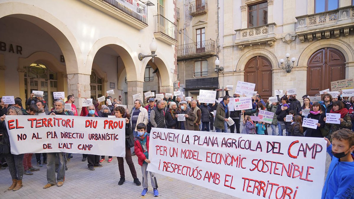 Imatge general de la protesta d'ahir en contra del polígon industrial de la Plana de l'Alt Camp.