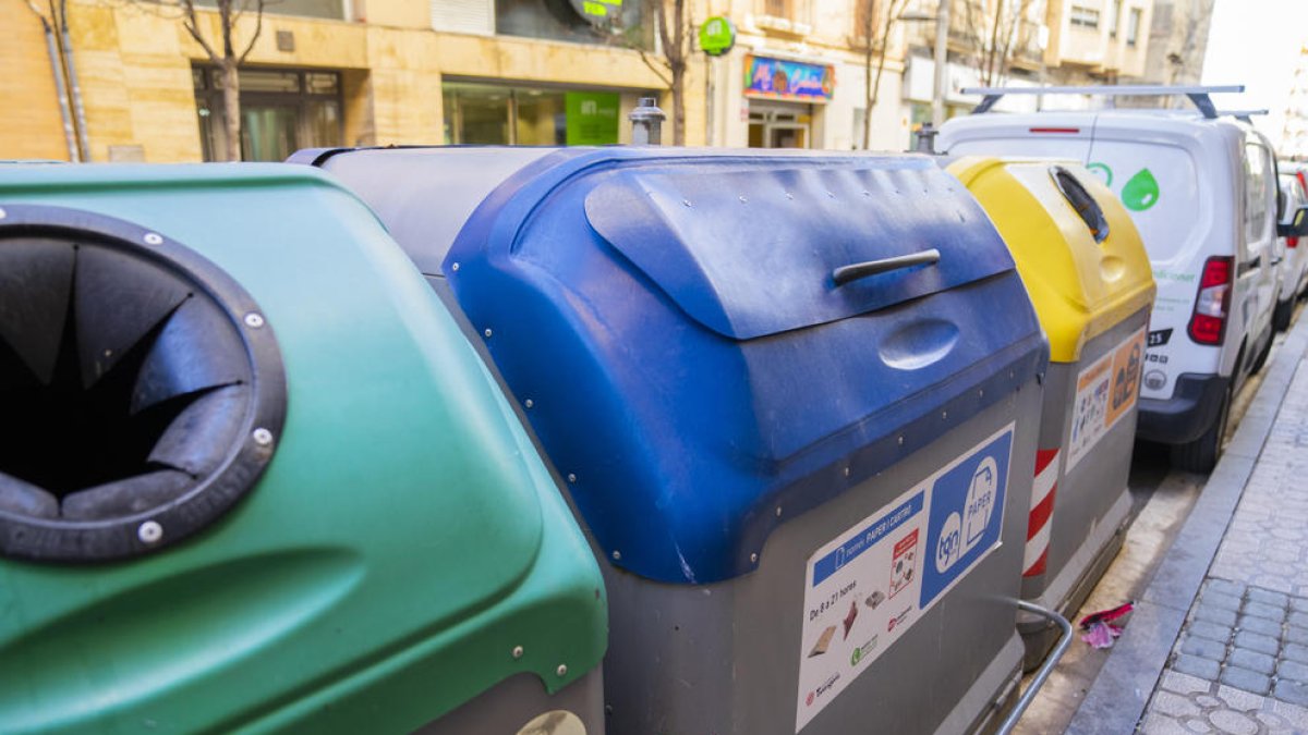 Imatge d'arxiu d'una illa de contenidors al carrer Gasòmetre de Tarragona.